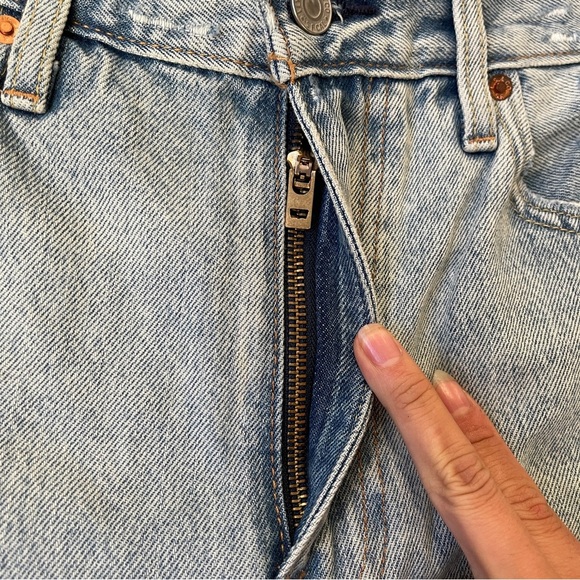 LEVI’s 412 SLIM FIT 9" Men’s Distressed Denim Shorts - Picture 4 of 12